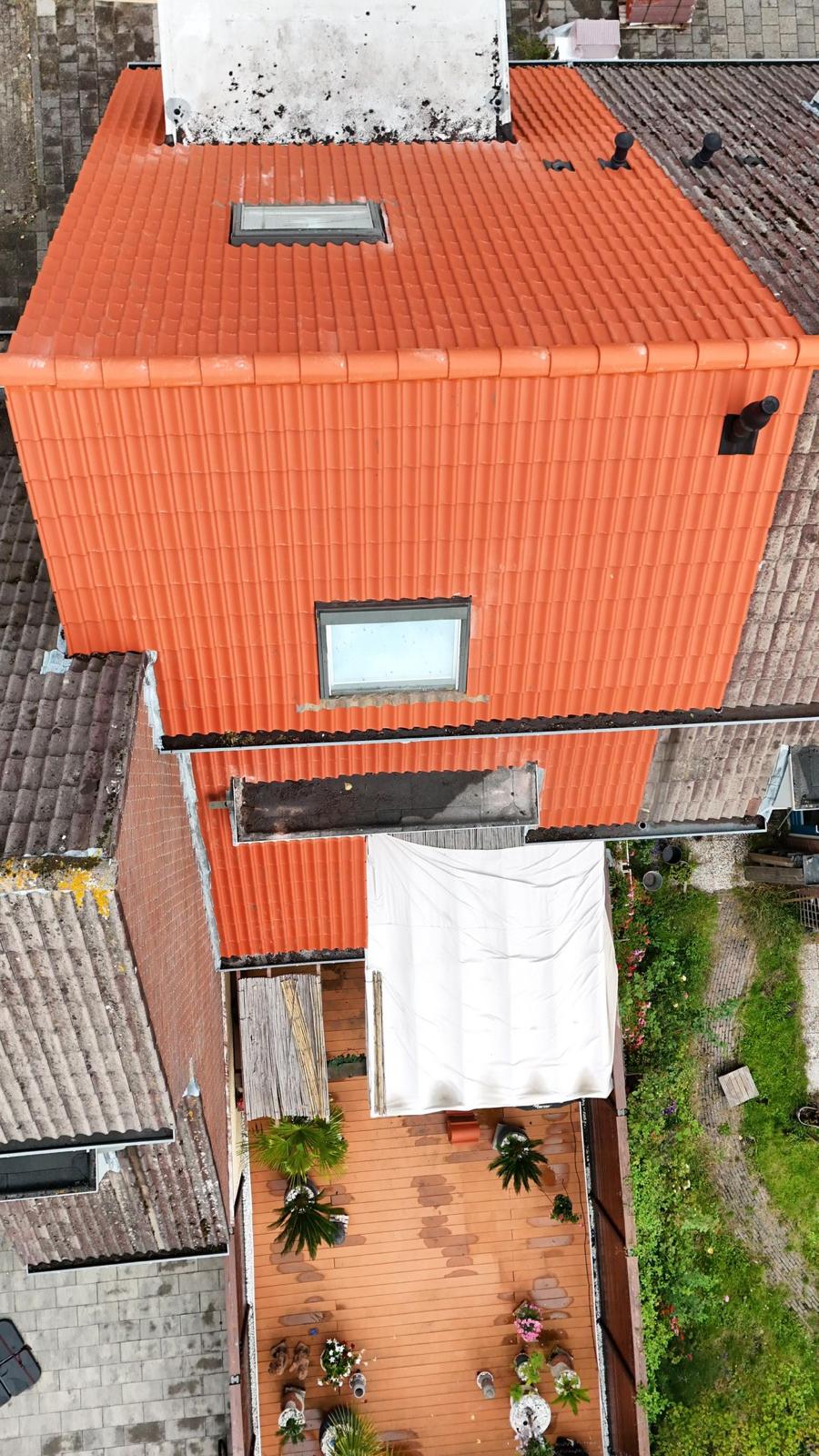 Drone opname van nieuw gerenoveerd dak met oranje dakpannen