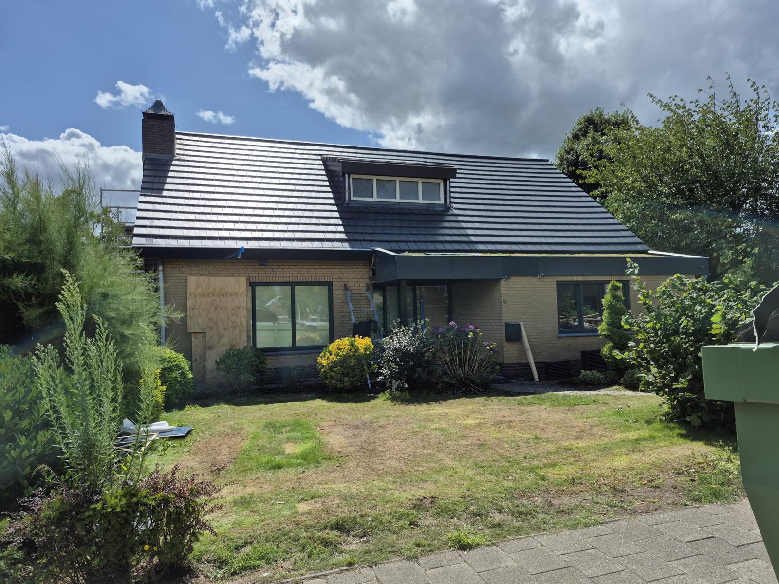 Woning met nieuw gerenoveerd dak en dakpannen