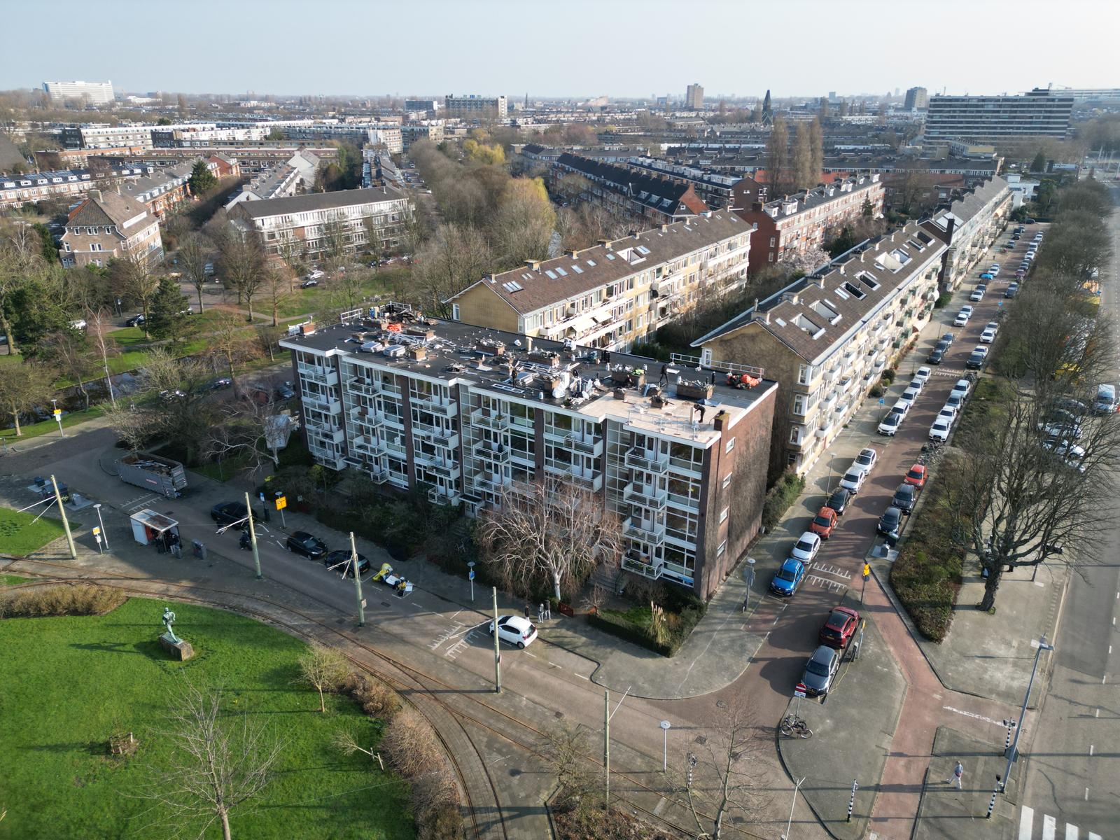 Professionele dakinspectie — inspecteur controleert dakpannen op een woning