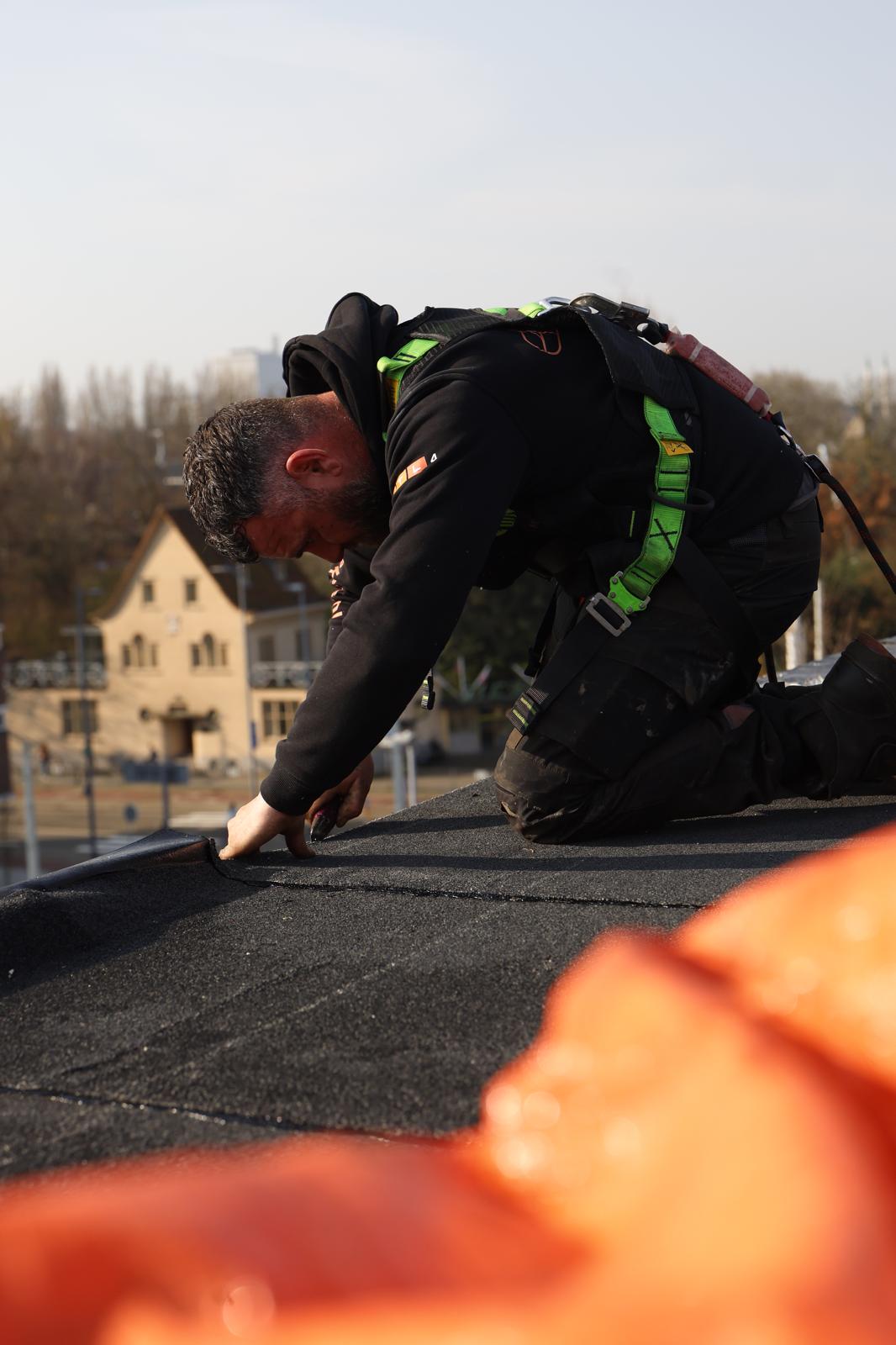 Dakspecialist legt nieuwe dakbedekking op plat dak